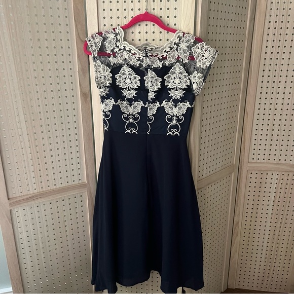 Chi Chi London Cap Sleeved Lace Bodice Chiffon Midi Dress in Navy Blue - Size XS - Picture 7 of 8